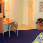 Runaway Bay Motor Inn