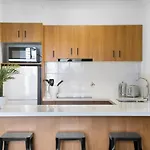 \'Little Mermaid\' Beach Apartment Best Location Walk To Beach And Restaurants - Sleeps 4