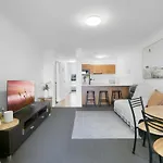 \'Little Mermaid\' Beach Apartment Best Location Walk To Beach And Restaurants - Sleeps 4