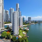 Large Waterfront Apartment In Surfers Paradise - Coasthm