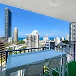 Large Waterfront Apartment In Surfers Paradise - Coasthm