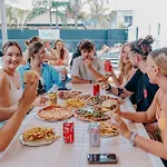 Surf Inn Boutique Backpackers - Free Breakfast