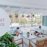 Surf Inn Boutique Backpackers - Free Breakfast