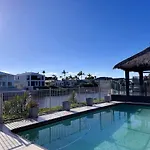 Waterfront Haven Balinese Villa At Bundall