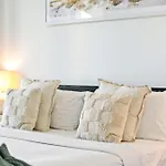 Wings Apartments - Qstay
