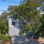 2-Bed Beach House In Burleigh Heads Amidst Nature
