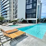 Circle On Cavill Level 33 Ocean Living - Hosted By Coastal Letting Co.