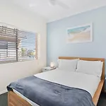 Sunalia - Dual-Storey Chic On Chevron Island