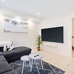 Sunalia - Dual-Storey Chic On Chevron Island