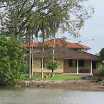 Waterfront House In Currumbin