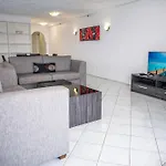 Peninsula Apartments Surfers Paradise