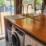 Homestay On The Hill - Close To Theme Parks