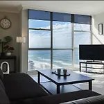 High Level Spacious Ocean View Apt At Surfers