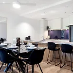 Circle On Cavill - Self Contained & Privately Managed Apartments - Wow Stay