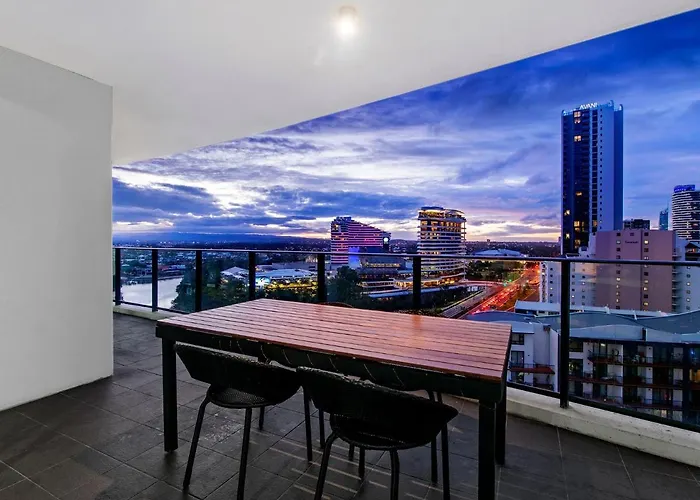 Large Modern 3 Bedroom Apartment With City Views - Coasthm