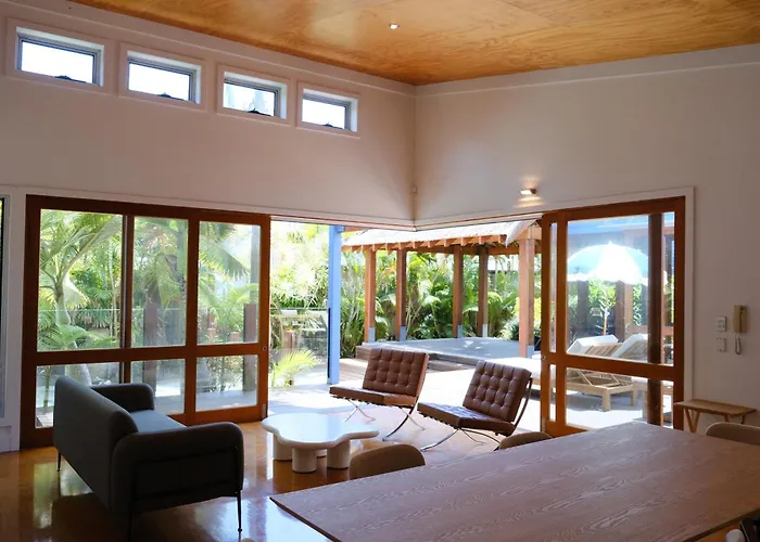 Tropical Villa In Burleigh