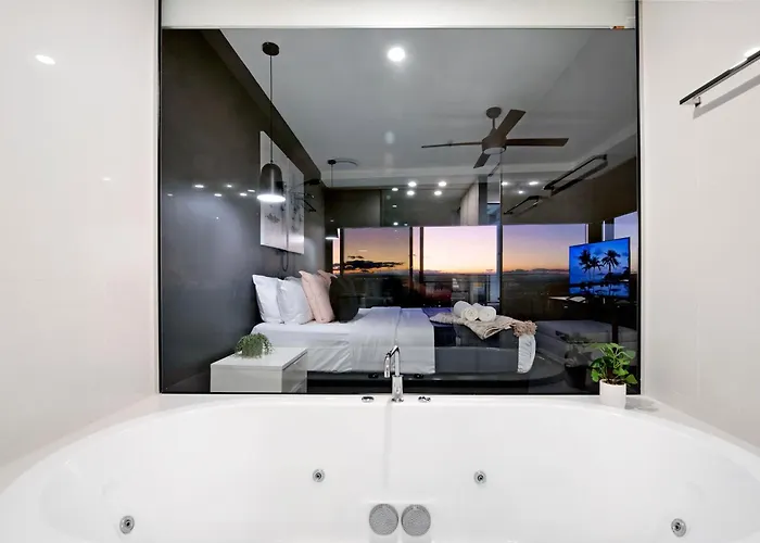 Converted Two Bedroom Apartment - No Parking - Hinterland View - Circle On Cavill - Self Contained, Privately Managed