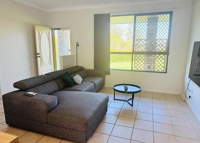 2 Bedroom Granny Flat In Nerang With Shared Pool