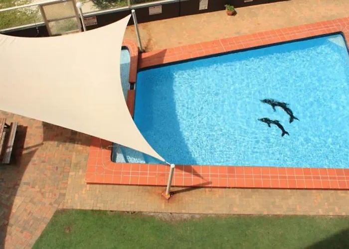 President Holiday Apartments - Absolute Beachfront