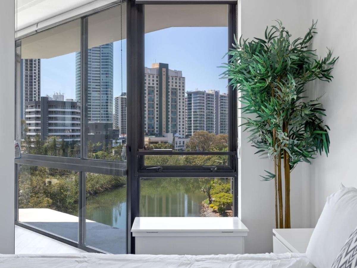 Surfers Plaza 2 Bedroom With View *