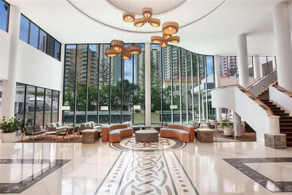 Hotel Legends Units With Panoramic Ocean Views In Surfers Paradise *