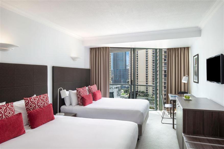 Legends Units With Panoramic Ocean Views In Surfers Paradise *