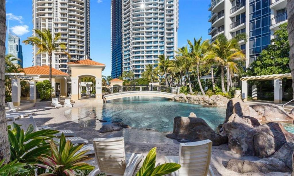 Deluxe Chevron Renaissance Apartment
