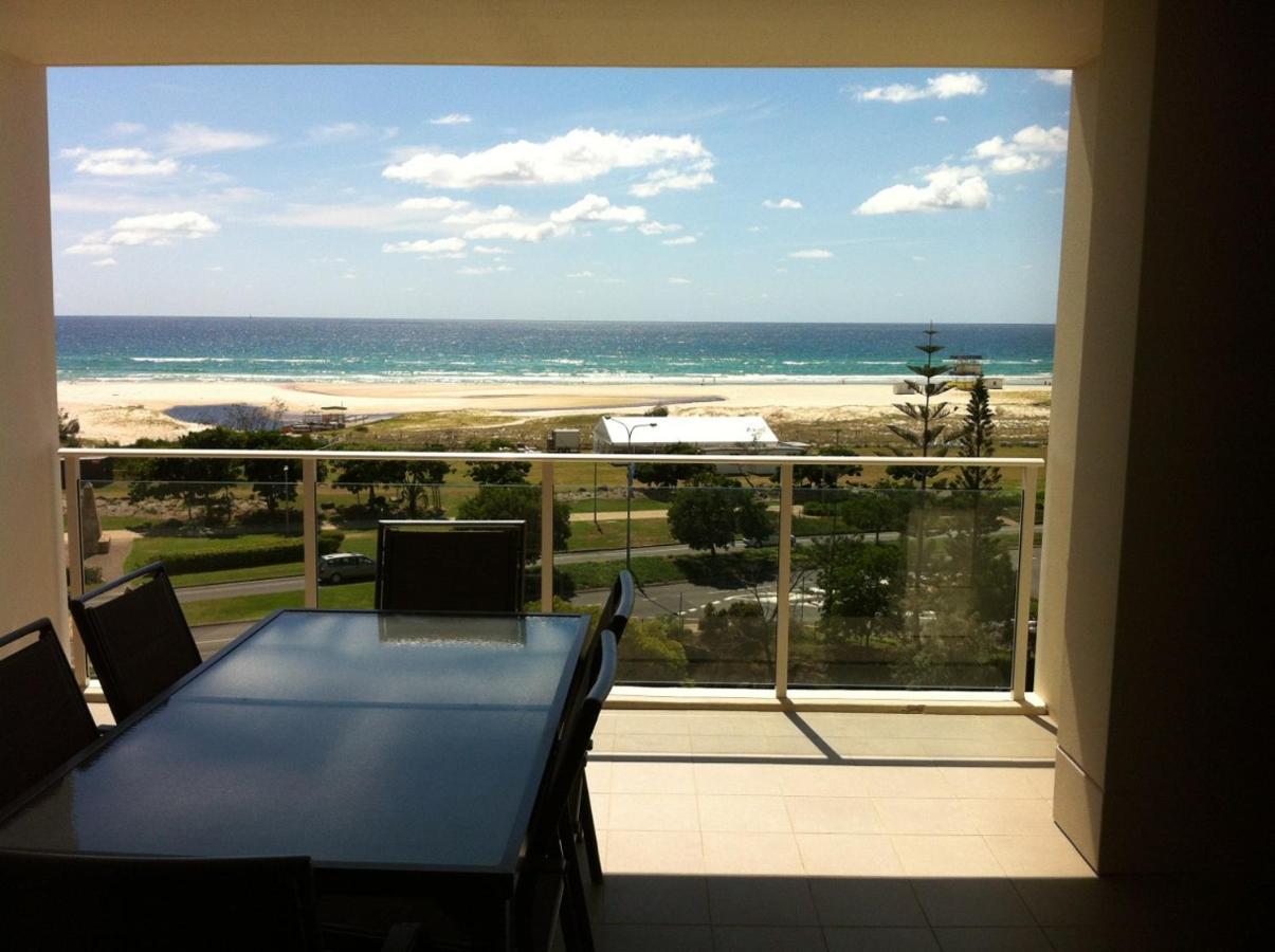 Kirra Surf