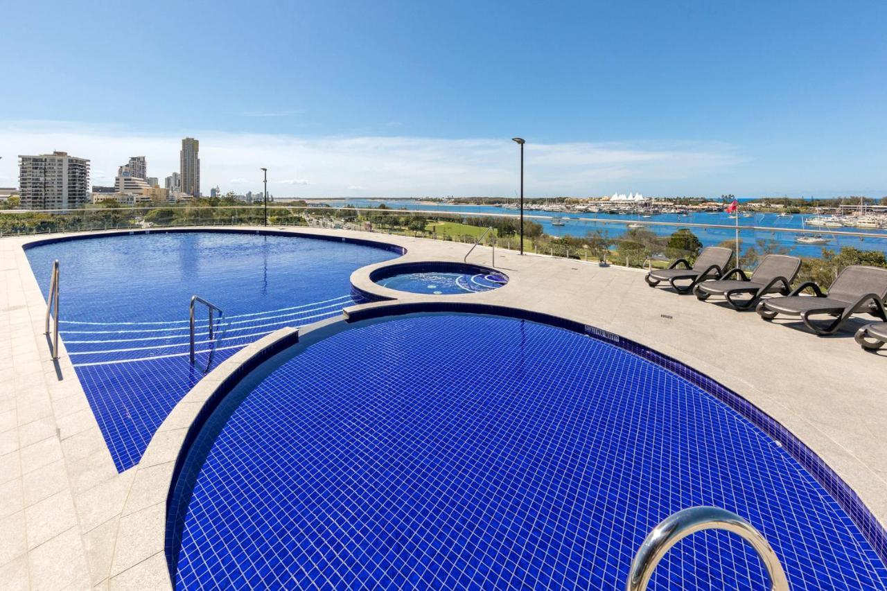 Hotel Meriton Southport 5*