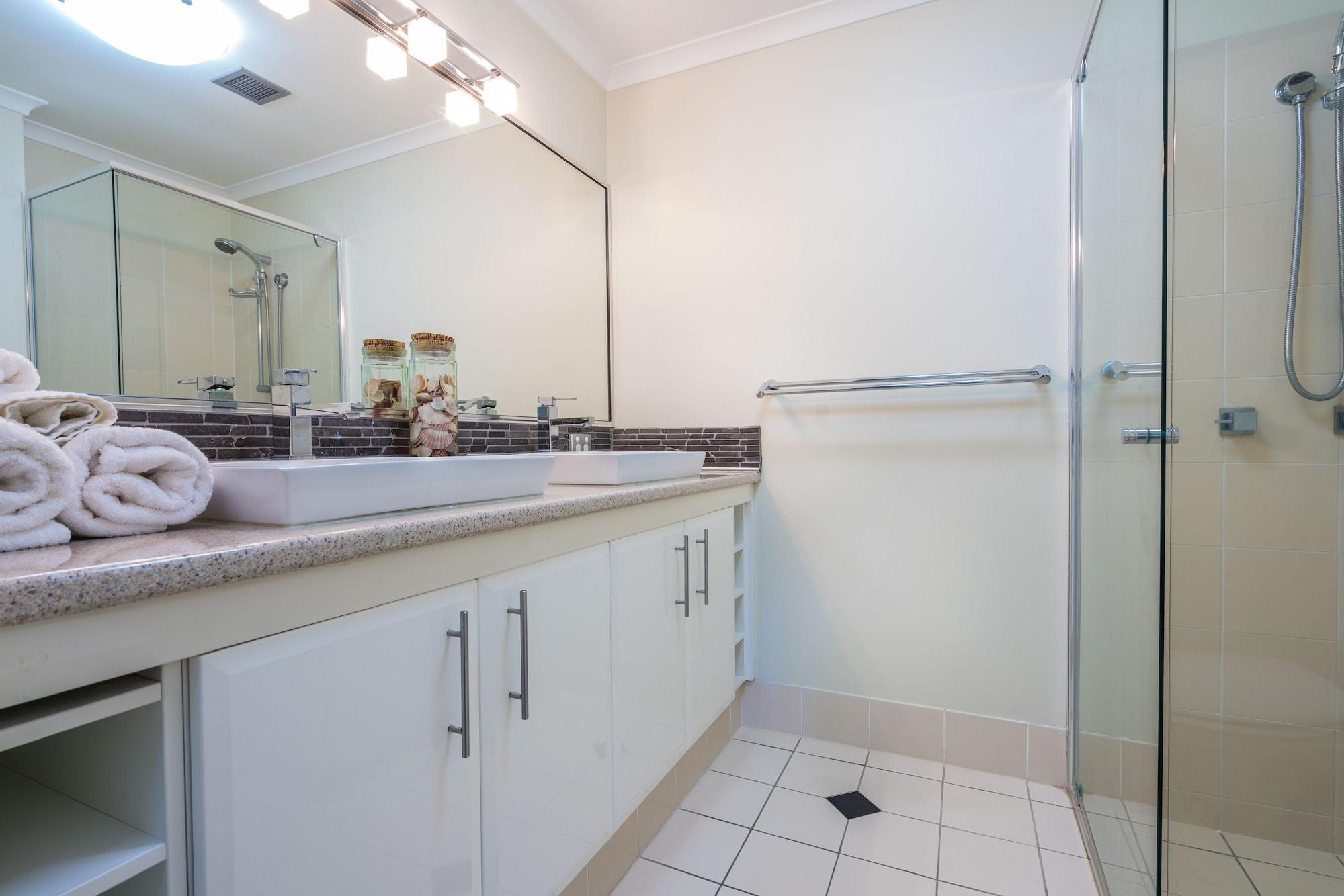 Aparthotel Currumbin Sands On The 4*