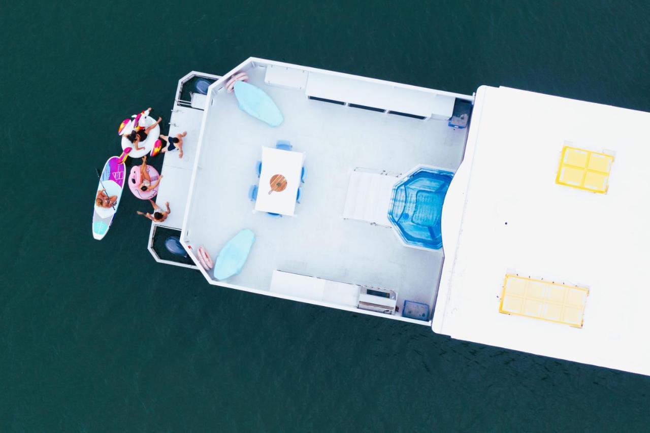 Botel Coomera Houseboats 4*