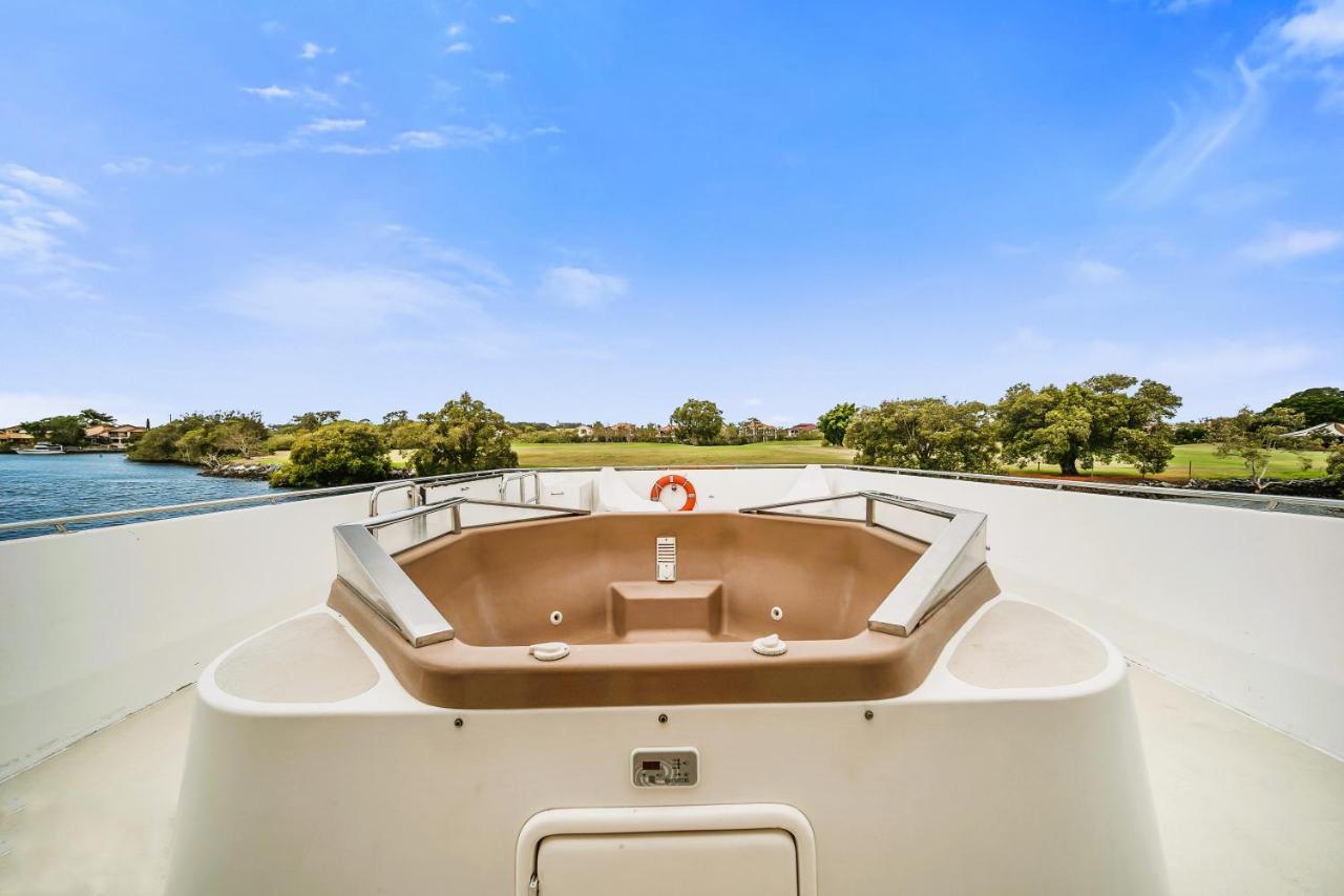 Coomera Houseboats Botel Gold Coast
