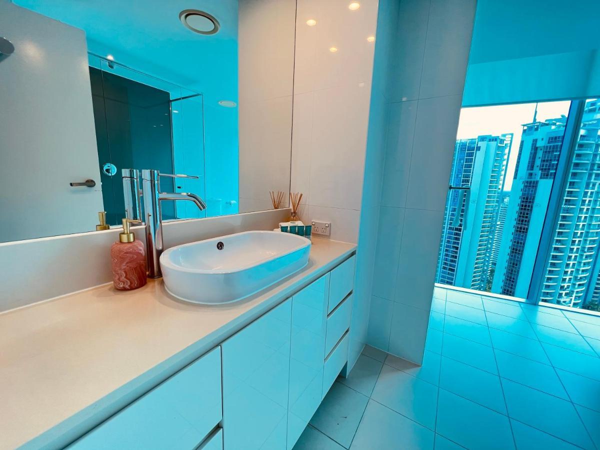 Luxury Apartment- With Water Views From Every Direction *