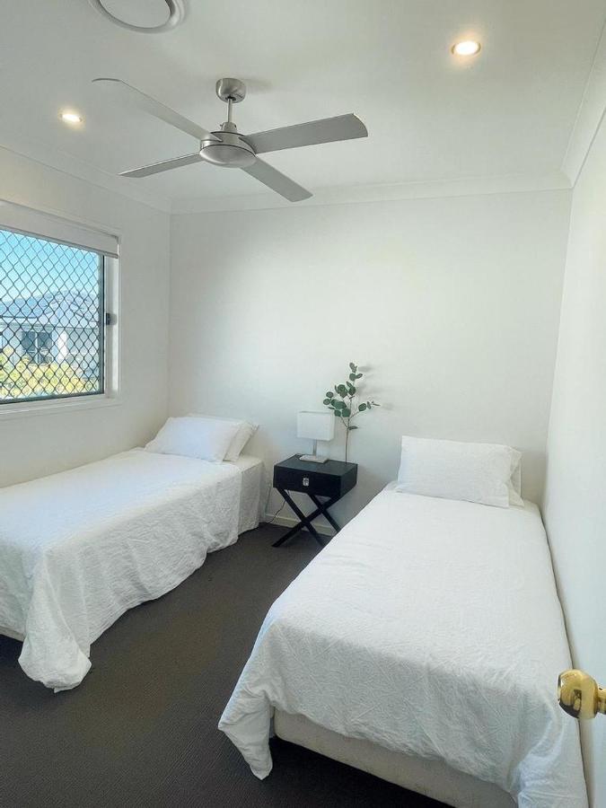 Near Helensvale Station Homestay