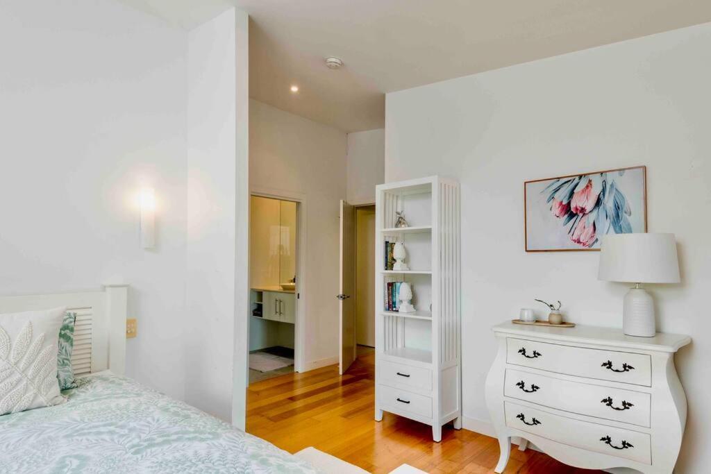 Large Tugun Modern House Minutes To The Holiday home