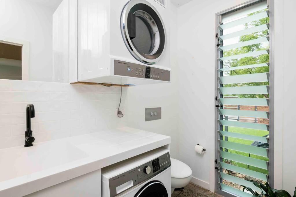 Large Tugun Modern House Minutes To The Gold Coast