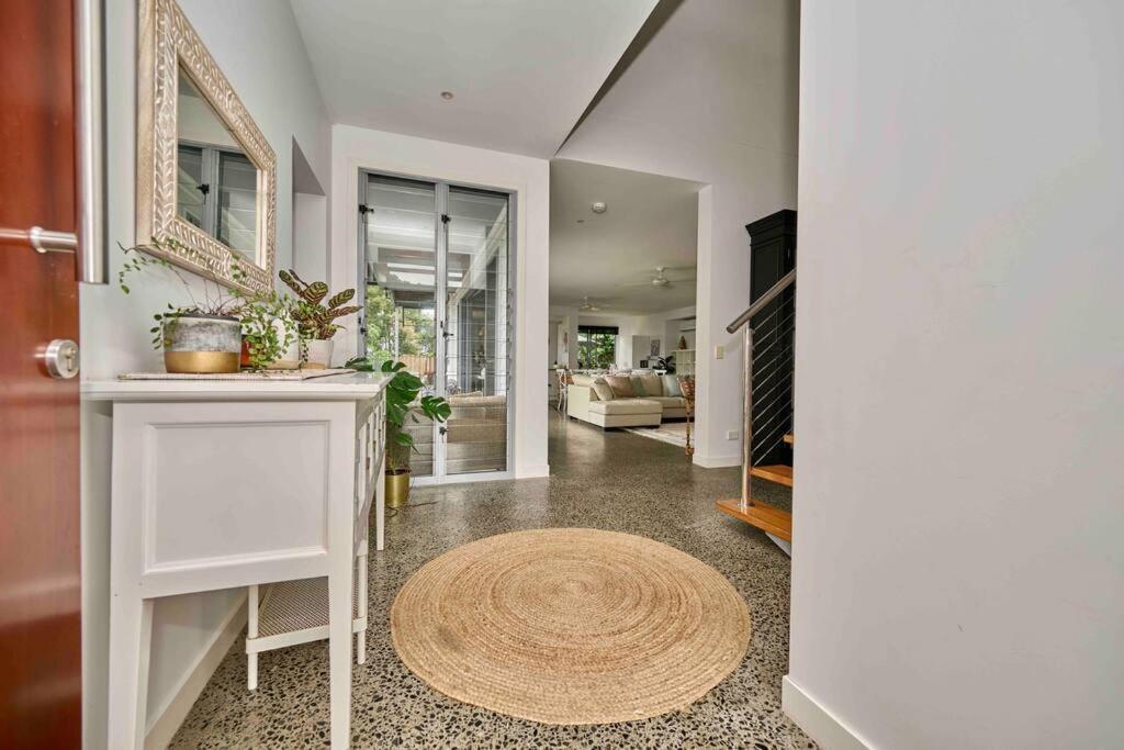 Large Tugun Modern House Minutes To The Holiday home *