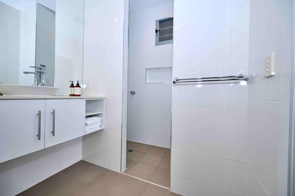 Holiday home Large Tugun Modern House Minutes To The *