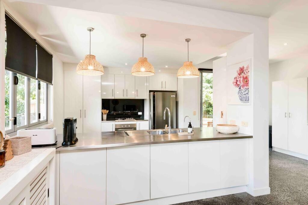 Large Tugun Modern House Minutes To The Holiday home *
