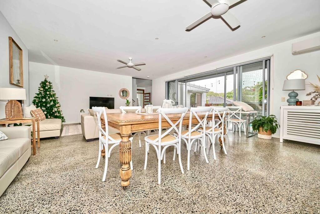 Large Tugun Modern House Minutes To The Holiday home *