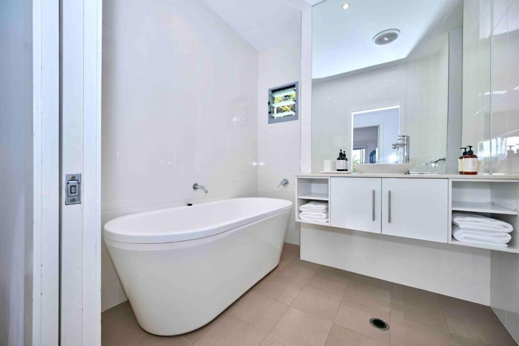 Large Tugun Modern House Minutes To The Holiday home Gold Coast