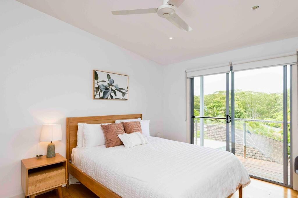 Large Tugun Modern House Minutes To The