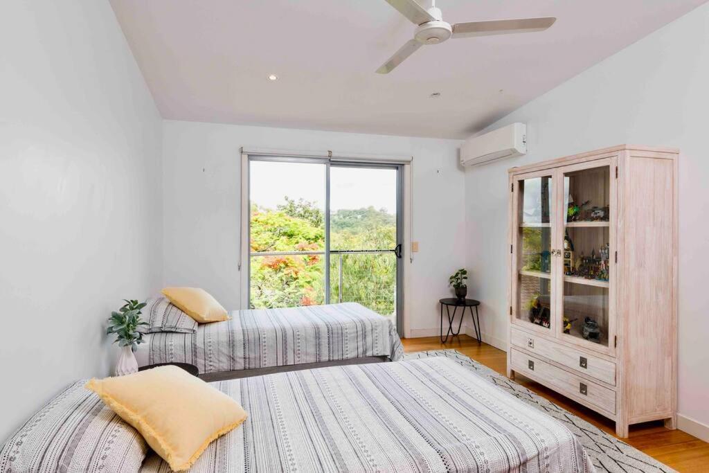 Large Tugun Modern House Minutes To The *