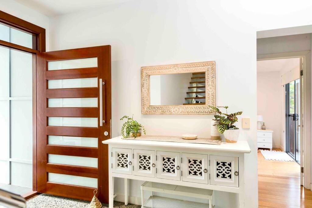 Large Tugun Modern House Minutes To The Holiday home Gold Coast
