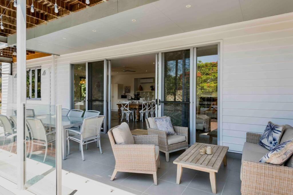 Large Tugun Modern House Minutes To The