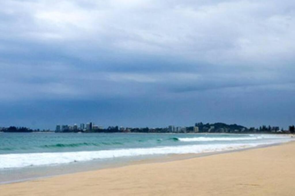 Large Tugun Modern House Minutes To The Holiday home
