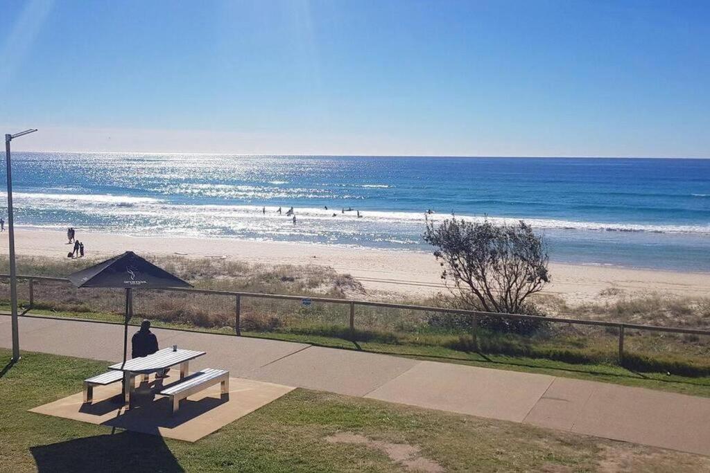 Holiday home Large Tugun Modern House Minutes To The