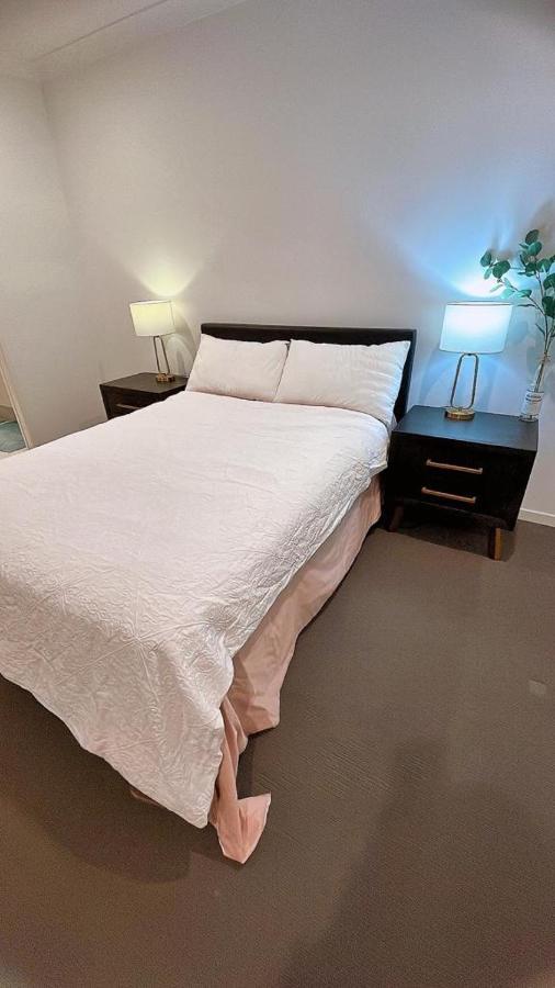 Near Helensvale Station Homestay *