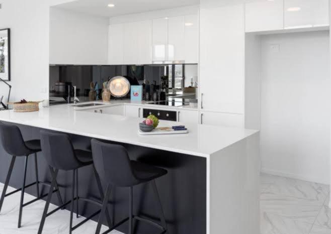 Luxury Private Queen With Balcony & Bathroom In Shared Panorama *