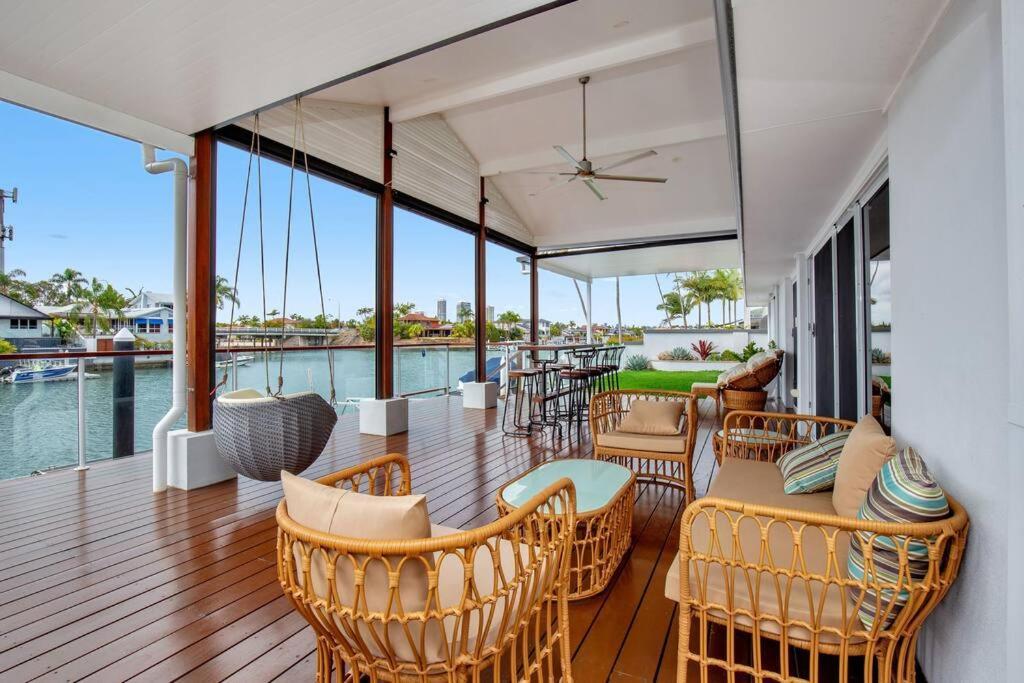 Casa de férias Stunning 4br House With Pool & Waterfront View
